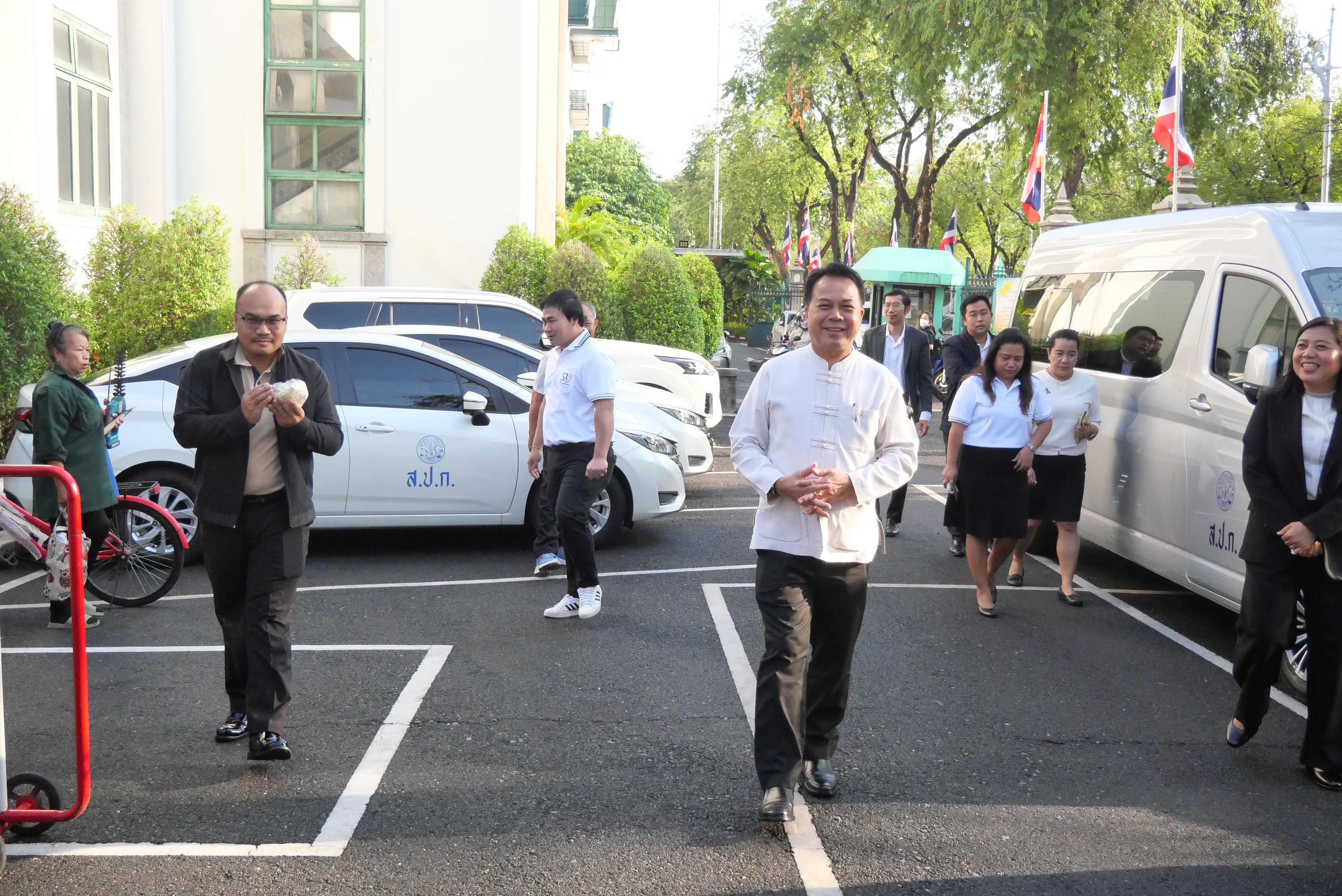 title - รองเลขาธิการ ส.ป.ก. สักการะสิ่งศักดิ์สิทธิ์ประจำ ส.ป.ก. เนื่องในโอกาสเข้ารับตำแหน่งใหม่